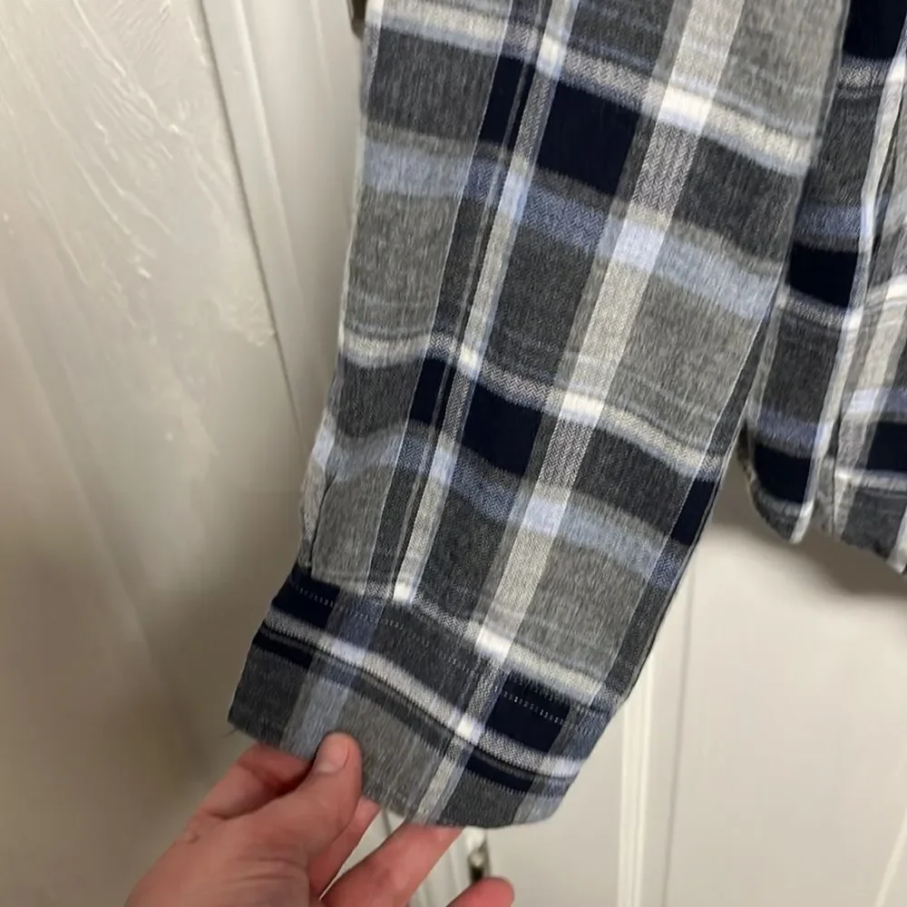 𝅺BANANA republic slim fit button down shirt size medium.